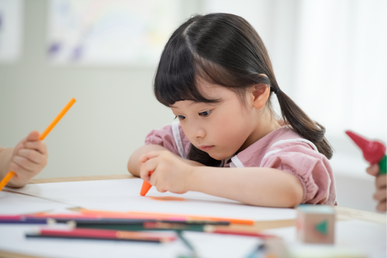A little girl are learning to draw a picture